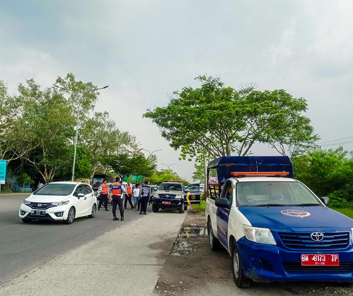 Petugas Dishub Pekanbaru mengamankan seorang Pak Ogah di Jalan Soekarno-Hatta pada 10 April 2023. Foto: Surya/Riau1.
