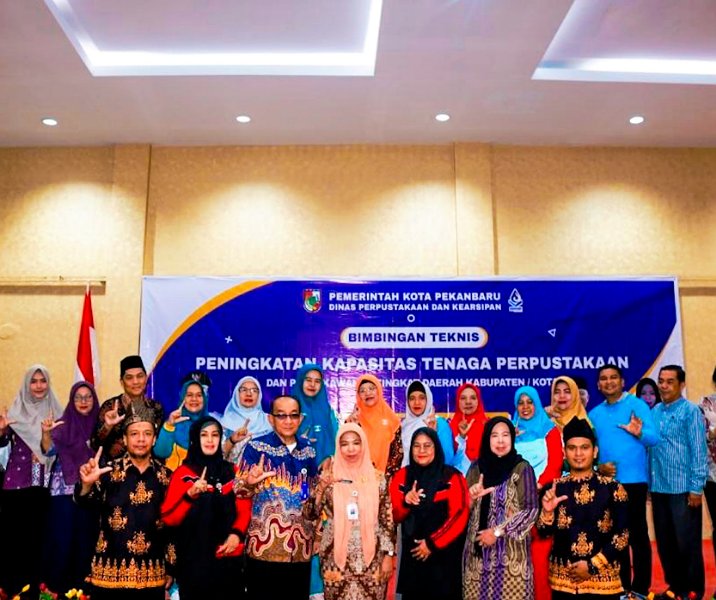 Kepala Dispusip Pekanbaru bersama 23 kepala sekolah usai penandatanganan PKS pada 29 Juli 2023. Foto: Istimewa.
