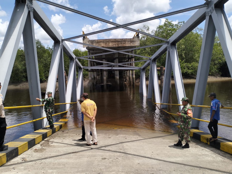 Jembatan yang ambruk di Meranti