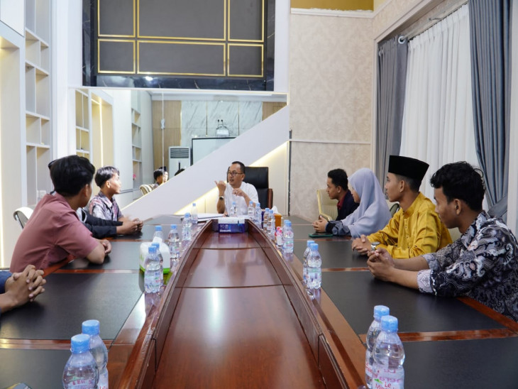 Pertemuan Pj Bupati Firdaus dengan anak-anak Kampar yang akan kuliah ke luar negeri