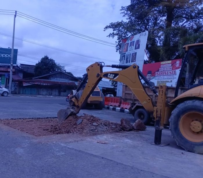 Perbaikan jalan di Teluk Kuantan