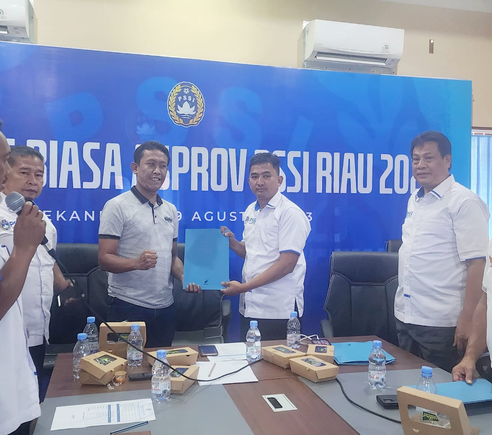 Penyerahan SK Persikalis jadi anggota Asprov Riau