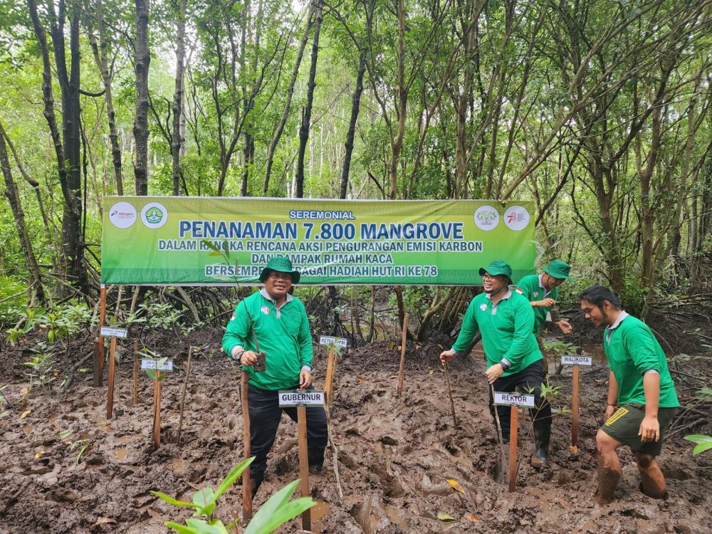 Gerakan Penanaman Mangrove di kampus Unri Dumai