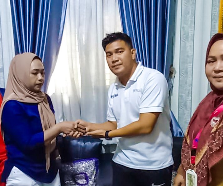 RA (28), guru olahraga berstatus honorer dana BOS, meminta maaf kepada orang tua pelajar karena telah memukul anaknya di SMP Negeri 5 Pekanbaru, Selasa (22/8/2023). Foto: Istimewa.