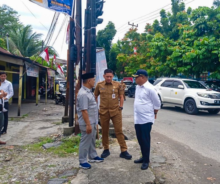 Plt Kepala Dinas PUPR Pekanbaru Edward Riansyah bersama Komisi I DPRD meninjau proyek IPAL di Sukajadi pada 21 Agustus 2023. Foto: Surya/Riau1.