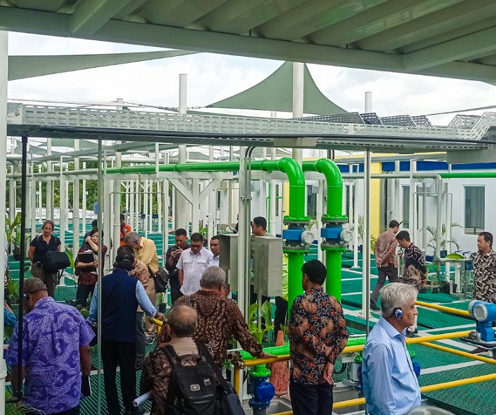 Rombongan delegasi ADB meninju fasilitas Pengolahan Air Limbah (PAL) di Kelurahan Bambu Kuning, Kecamatan Tenayan Raya, Kamis (24/8/2023). Foto: Surya/Riau1.