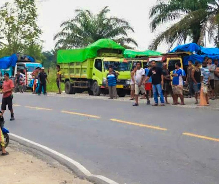 Truk angkutan sampah dari dua perusahaan dihalang masuk ke jalur TPA Muara Fajar di Kecamatan Rumbai Barat, Jumat (25/8/2023). Foto: Istimewa.