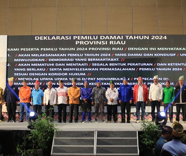 Para ketua partai politik di Riau saat Deklarasi Pemilu Damai di SKA Co-Ex Pekanbaru, Senin (28/8/2023). Foto: Istimewa.