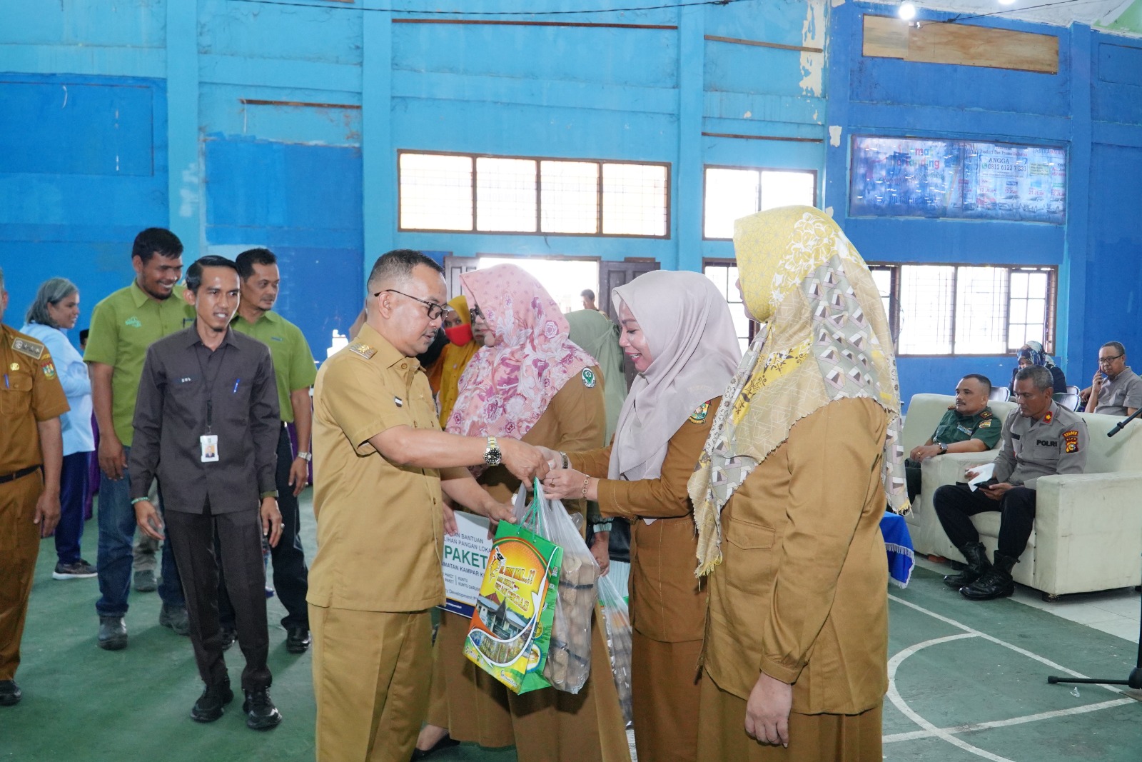 Penyerahan makanan tambahan untuk penanganan stunting