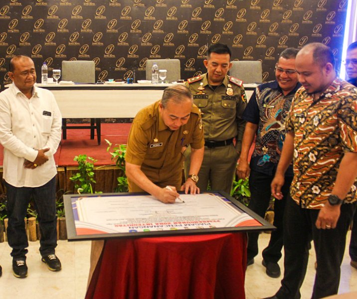 Kepala Badan Kesbangpol Pekanbaru Syoffaizal saat menandatangani gerakan anti narkoba di Hotel Grand Jatra, Selasa (29/8/2023). Foto: Istimewa.