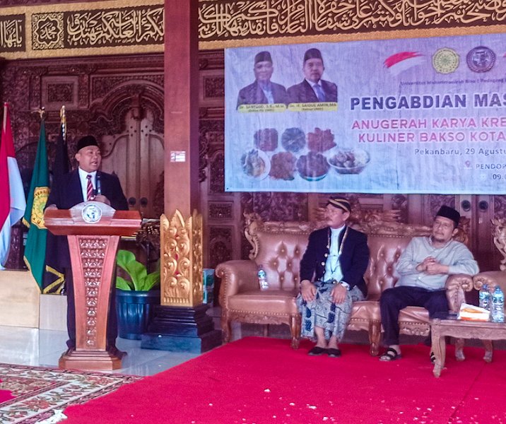 Dekan Fakultas Studi Islam Universitas Muhammadiyah Riau Santoso saat berpidato di Pendopo Joglo Karangkadempel, Jalan Pertanian, Selasa (29/8/2023). Foto: Surya/Riau1.