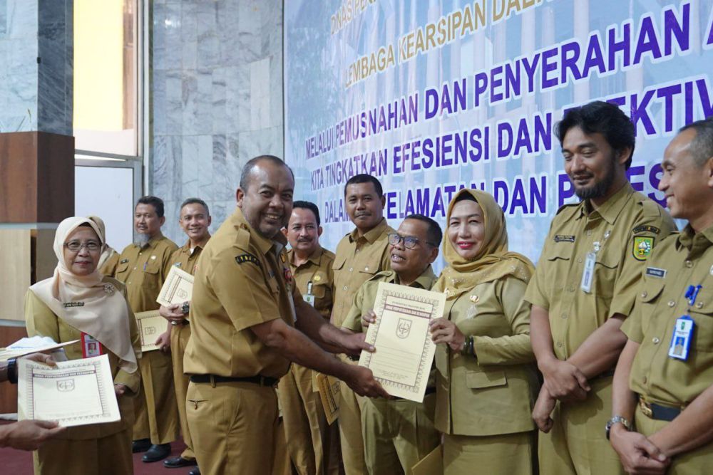 Penyerahan penghargaan peraih nilai tertinggi LAKI OPD Pemprov Riau 2023
