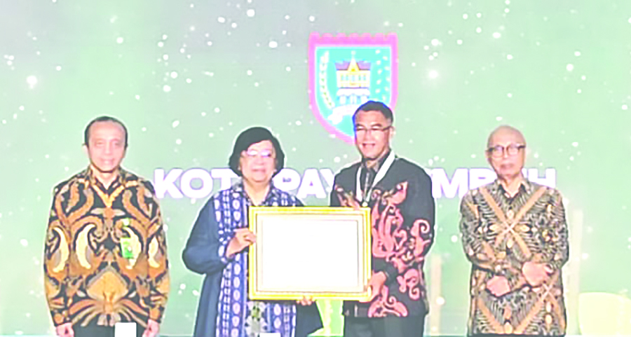 Penjabat (Pj) Wali Kota Payakumbuh Rida Ananda terima penghargaan