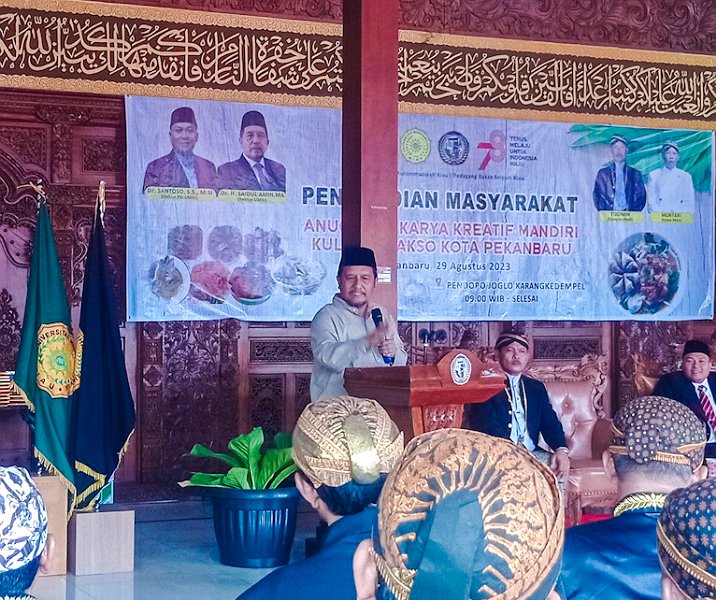 Rektor UMRI Saidul Amin saat berpidato di Pendopo Joglo Karangkadempel, Jalan Pertanian, Pekanbaru, Selasa (29/8/2023). Foto: Surya/Riau1.