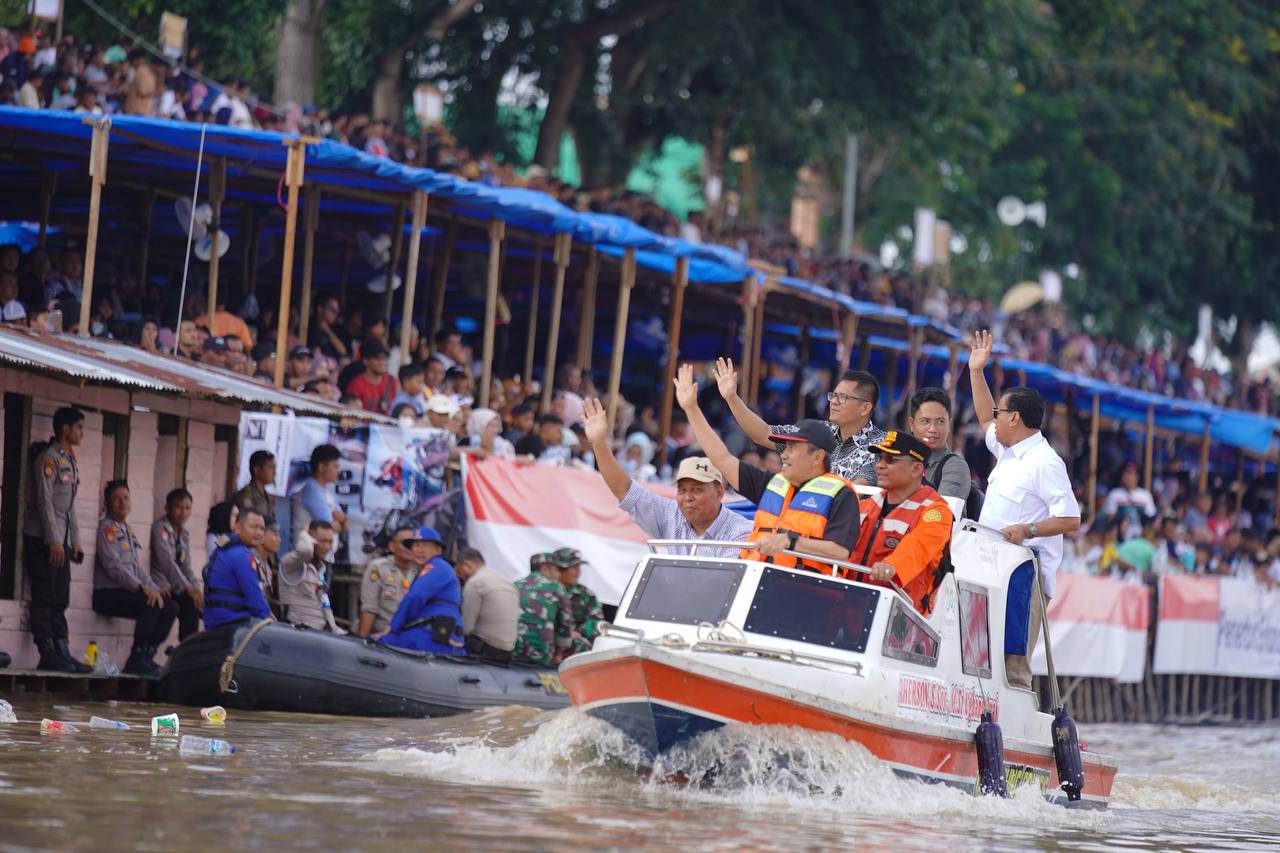 Gubri Syamsuar sapa ribuan penonton pacu jalur Taluk Kuantan tahun 2023.