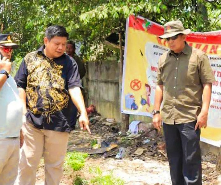 Inspektur Inspektorat Pekanbaru Iwan Simatupang (kiri) saat memantau tumpukan sampah di TPS ilegal beberapa hari lalu. Foto: Istimewa.