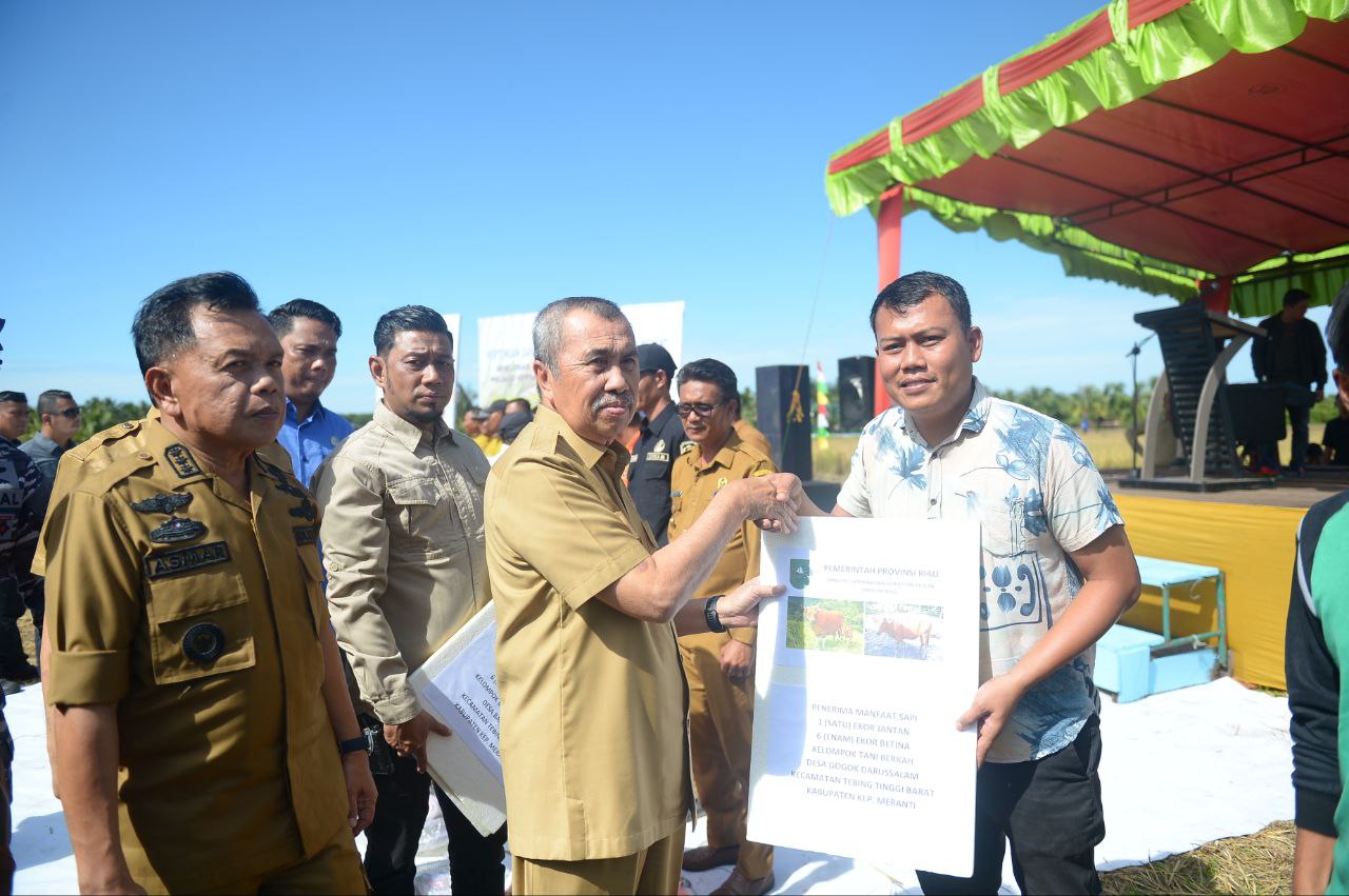 Gubri Syamsuar saat serahkan bantuan