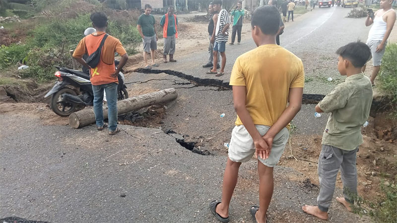 Jalan yang amblas di Rokan Hulu (Riaupos.co)