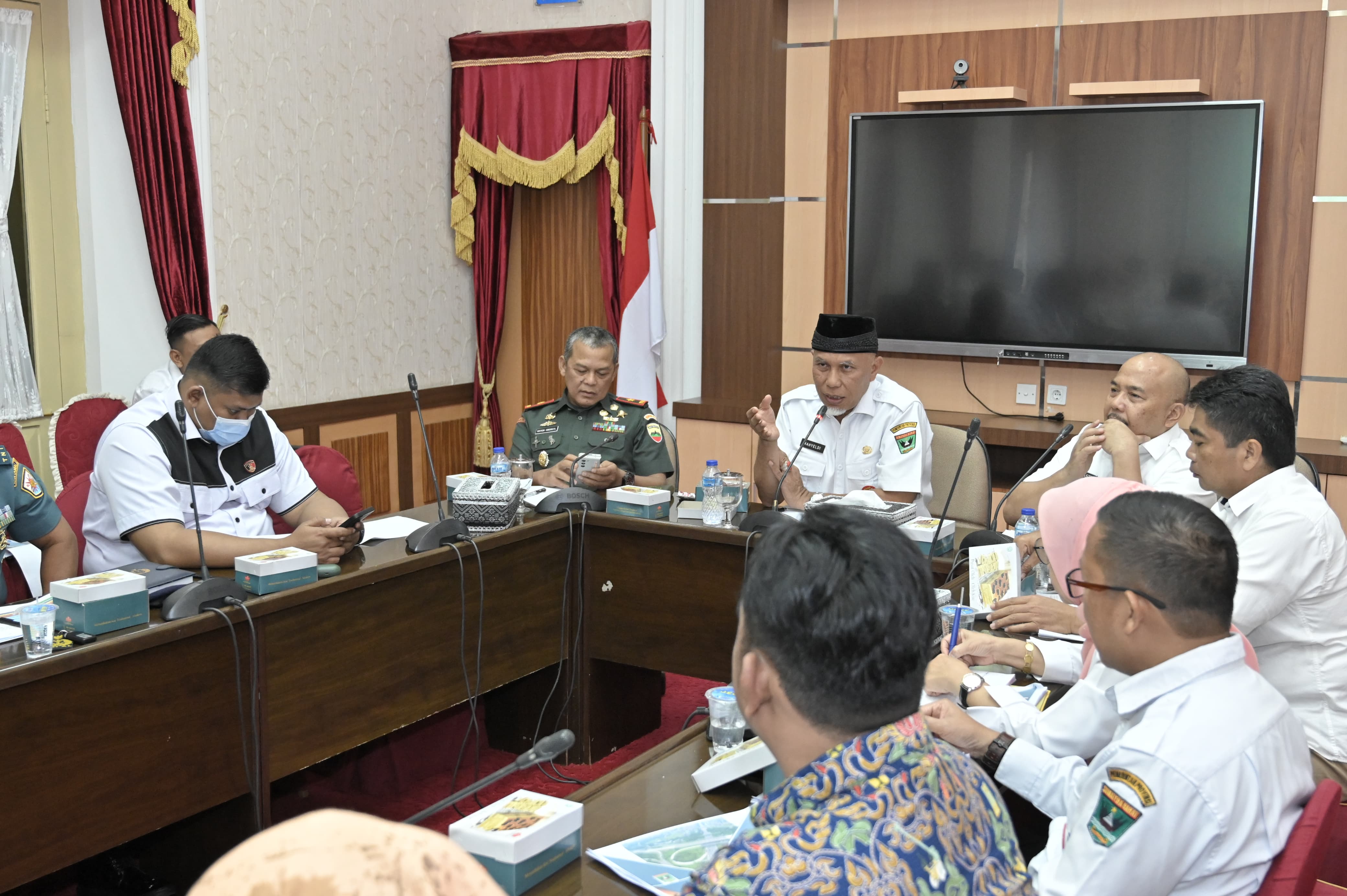 Gubernur Sumbar, Mahyeldi Ansharullah pimpin rapat pembahasan jalan tol