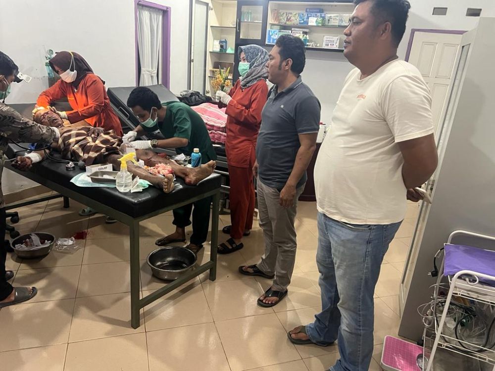 Slamet, lansia di Inhu mendapatkan perawatan medis usai diserang beruang