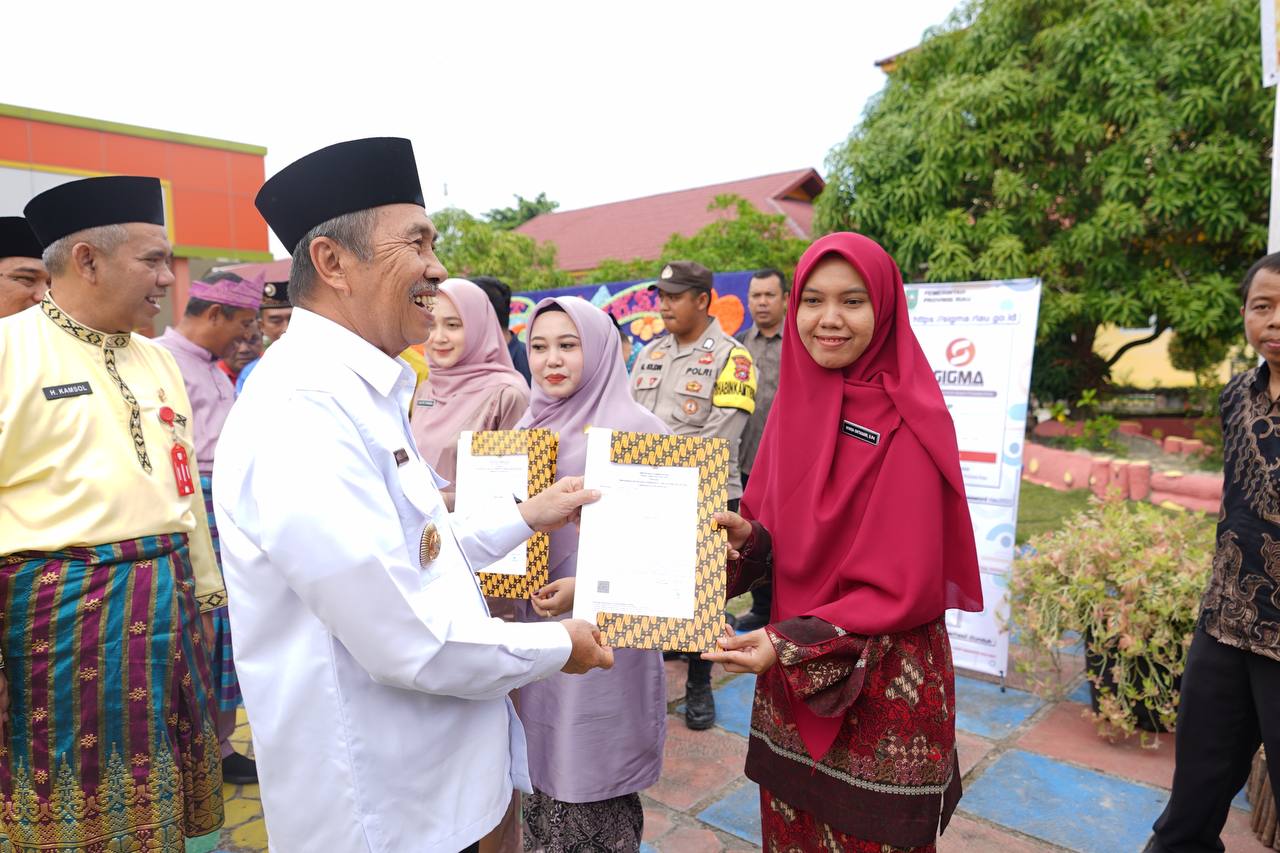 Gubri Syamsuar Serahkan SK PPPK Guru belum lama ini