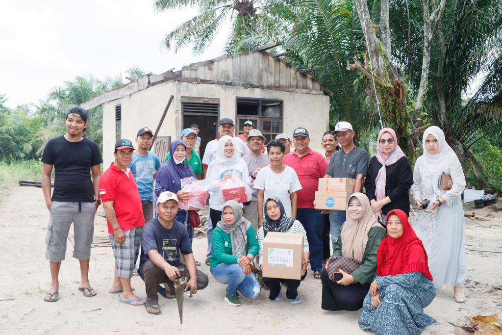 Pj Ketua TP PKK Kabupaten Kampar drg. Yusi Firdaus kunjungi rumah warga tidak mampu