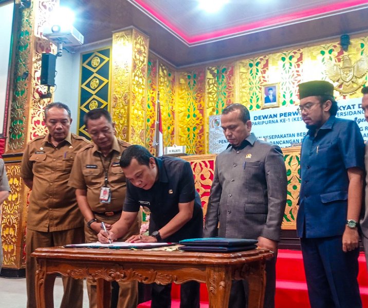 Pj Wali Kota Pekanbaru Muflihun menandatangani KUA PPAS APBD 2024 dalam rapat paripurna, Selasa (5/9/2023). Foto: Surya/Riau1.