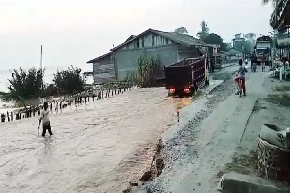 Jalan yang amblas di Kempas Inhil