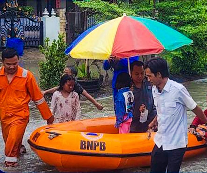 Tim BPBD Pekanbaru saat mengevakuasi korban banjir di Jalan Puyuh Mas, Rabu (6/9/2023). Foto: Istimewa.