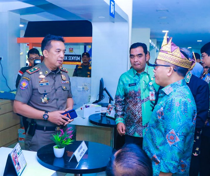 Menpan RB Abdullah Azwar Anas saat berbincang dengan Kepala Satpol PP Zulfahmi Adrian di MPP Pekanbaru, Kamis (7/9/2023). Foto: Istimewa.