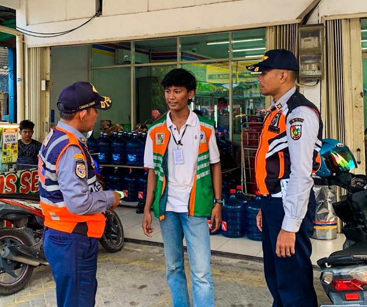 Petugas Dishub Pekanbaru saat menegur seorang jukir. Foto: Istimewa.