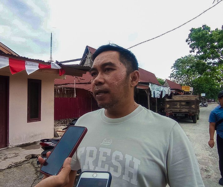 Anggota Fraksi PAN DPRD Pekanbaru Roni Pasla di Pasar Palapa, Sabtu (9/9/2023). Foto: Surya/Riau1.