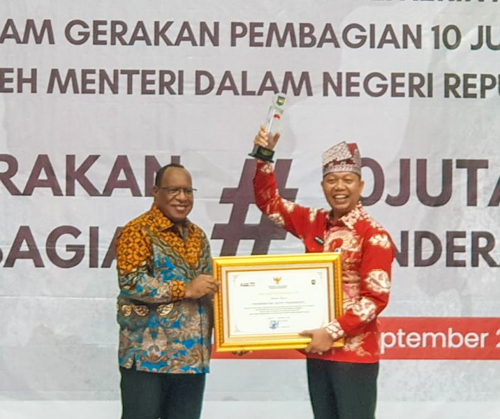 Wamendagri John Wempi Wetipo menyerahkan penghargaan ke Pj Wali Kota Muflihun diwakilkan oleh Sekdako Indra Pomi Nasution di Sasana Bhakti Praja, Kemendagri, Jakarta Pusat, Jumat (8/9/2023). Foto: Istimewa.