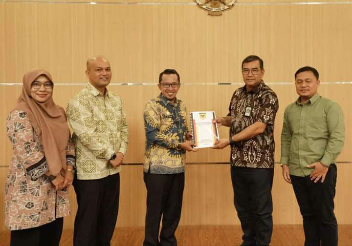 Bupati Tanah Datar Eka Putra di Kementerian PUPR. (Foto: Prokopim Tanah Datar)