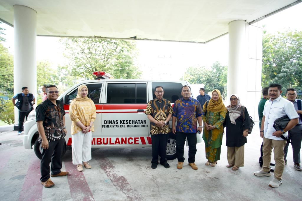 Penyerahan hibah ambulance Pemkab Inhil pada RS Unri