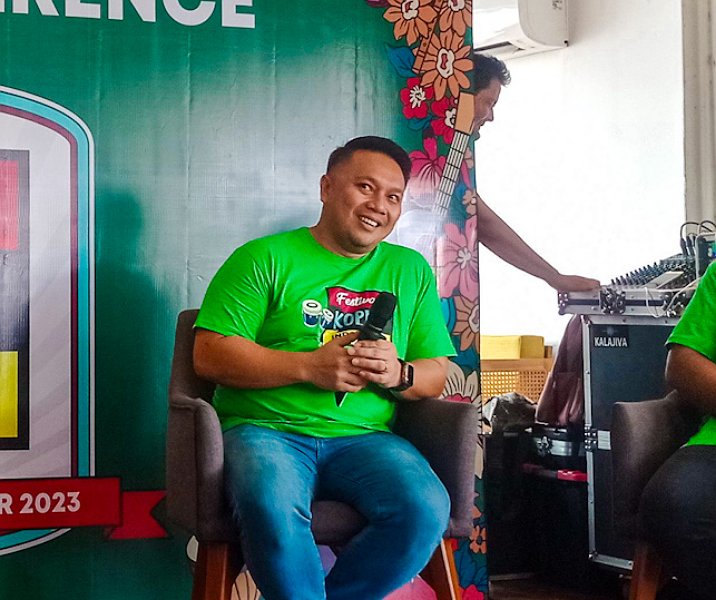CEO RND Group selaku penyelenggara Festival Koplo Indonesia Reynol Bolung dalam konferensi pers di Malabar Coffee, Pekanbaru, Jumat (8/9/2023). Foto: Surya/Riau1.