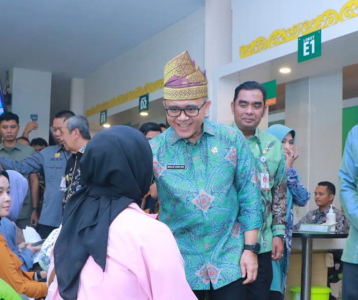 Menpan RB Abdullah Azwar Anas saat berbincang dengan warga yang mengurus KTP digital di Kantor Disdukcapil, area MPP Pekanbaru, Kamis (7/9/2023). Foto: Istimewa.