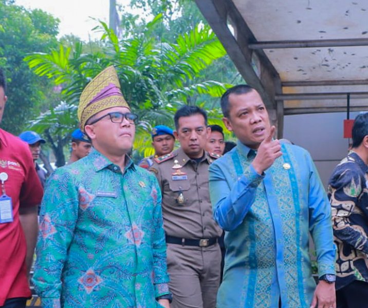 Pj Wali Kota Pekanbaru Muflihun saat menjelaskan Gedung MPP yang telah terbakar kepada Menpan RB Abdullah Azwar Anas, Kamis (7/9/2023). Foto: Istimewa.