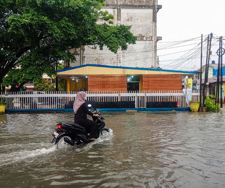 Banjir mulai surut di Jalan Ahmad Dahlan Kecamatan Sukajadi pada 6 September 2023. Foto: Surya/Riau1