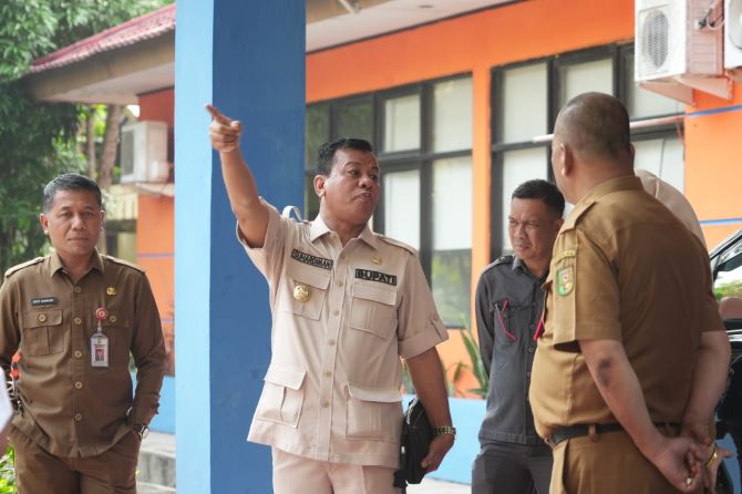 Bupati Kuansing Suhardiman Amby sidak di BPBD (Foto: Diskominfoss Kuansing)