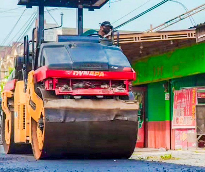 Pekerja Dinas PUPR Pekanbaru saat mengaspal Jalan Pau, Kecamatan Marpoyan Damai. Foto: Istimewa.