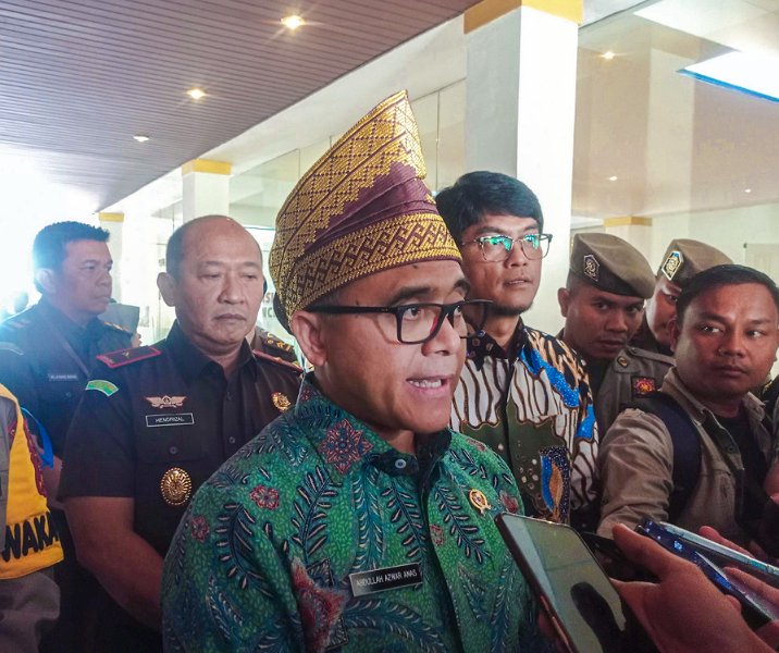Menpan RB Abdullah Azwar Anas didampingi Plt Kepala BKN Haryono Dwi Putranto (kanan). Foto: Surya/Riau1.
