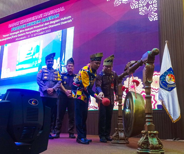 Pj Wali Kota Pekanbaru Muflihun bersama Direktur PHD Ditjen Otda Kemendagri Makmur Marbun memukul gong tanda dibukanya Rakornas Produk Hukum Daerah di Hotel Grand Elite, Kamis (14/9/2023). Foto: Surya/Riau1.