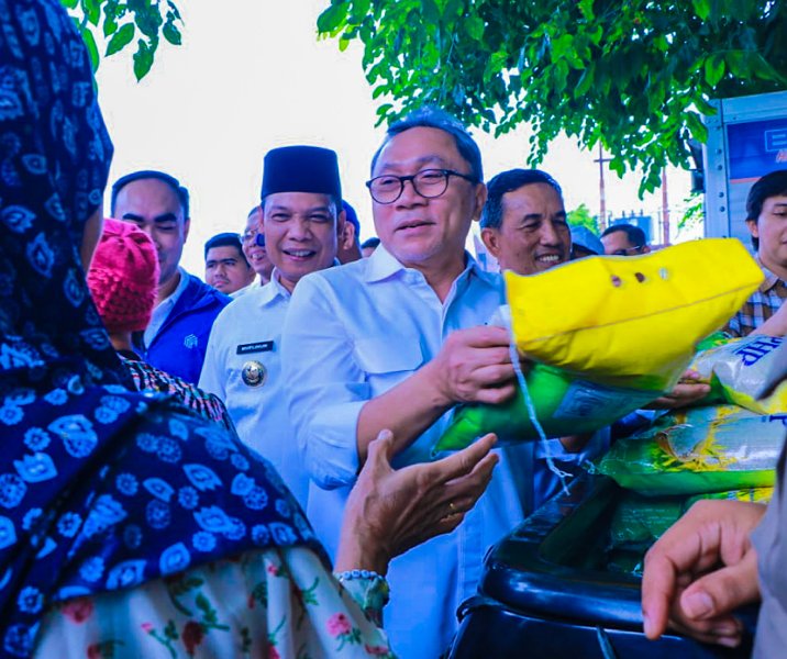 Mendag Zulhas saat membagikan beras Bulog kepada warga di Pasar Palapa Pekanbaru, Jumat (15/9/2023). Foto: Istimewa.