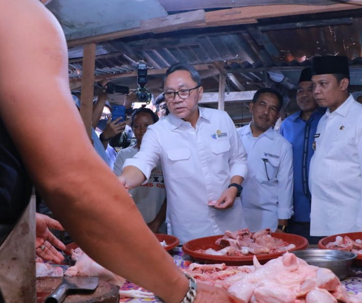 Mendag Zulhas saat membeli ayam potong di Pasar Palapa Pekanbaru, Jumat (15/9/2023). Foto: Istimewa.
