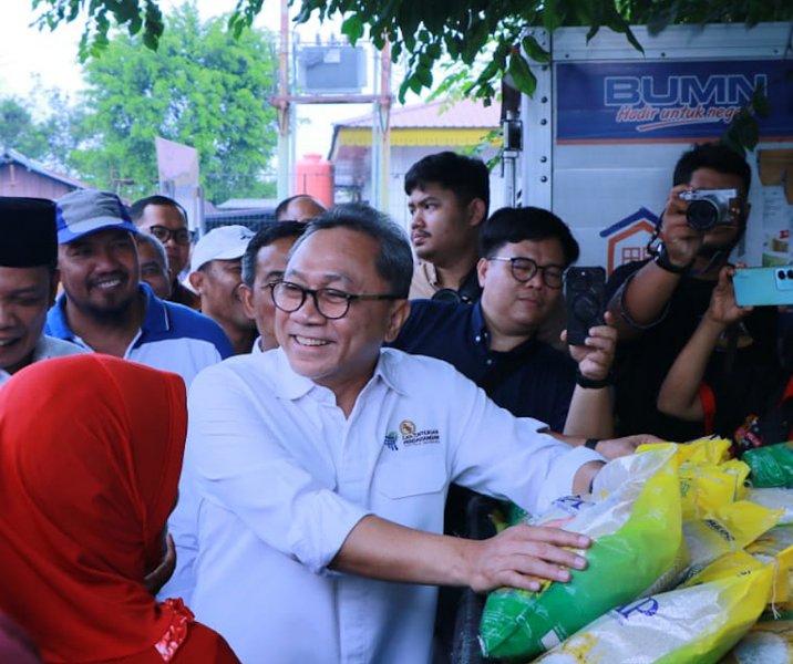 Mendag Zulhas membagikan beras Bulog kepada warga di Pasar Palapa Pekanbaru, Jumat (15/9/2023). Foto: Istimewa.