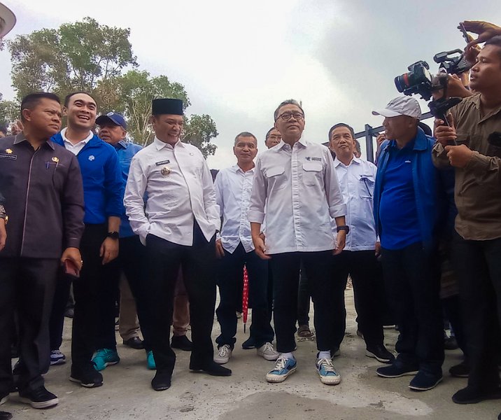 Pj Wali Kota Pekanbaru Muflihun mendampingi Mendag Zulhas saat meninjau progres revitalisasi Pasar Palapa, Jumat (15/9/2023). Foto: Surya/Riau1.com.