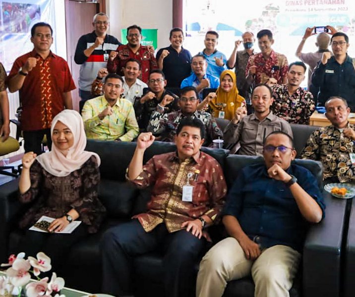 Kepala Dinas Pertanahan Pekanbaru Dedi Gusriadi (duduk-tengah) usai peresmian aplikasi Sigesit Tegas di kantornya, Kamis (14/9/2023). Foto: Istimewa.