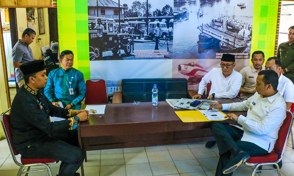 Pj Wali Kota Pekanbaru Muflihun saat mewawancarai lurah Kampung Bandar, Jumat (15/9/2023).. Foto: Istimewa.