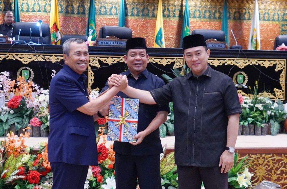 Penyerahan nota pengantar Ranperda APBD-P Riau 2023